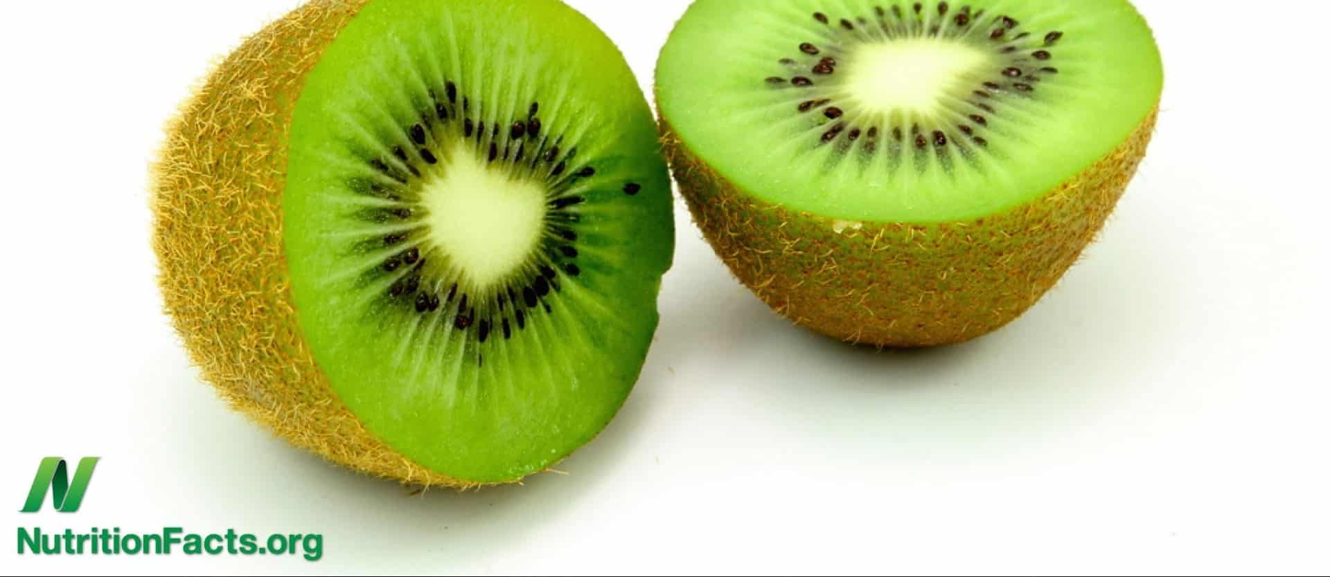 Kiwifruit sliced in half