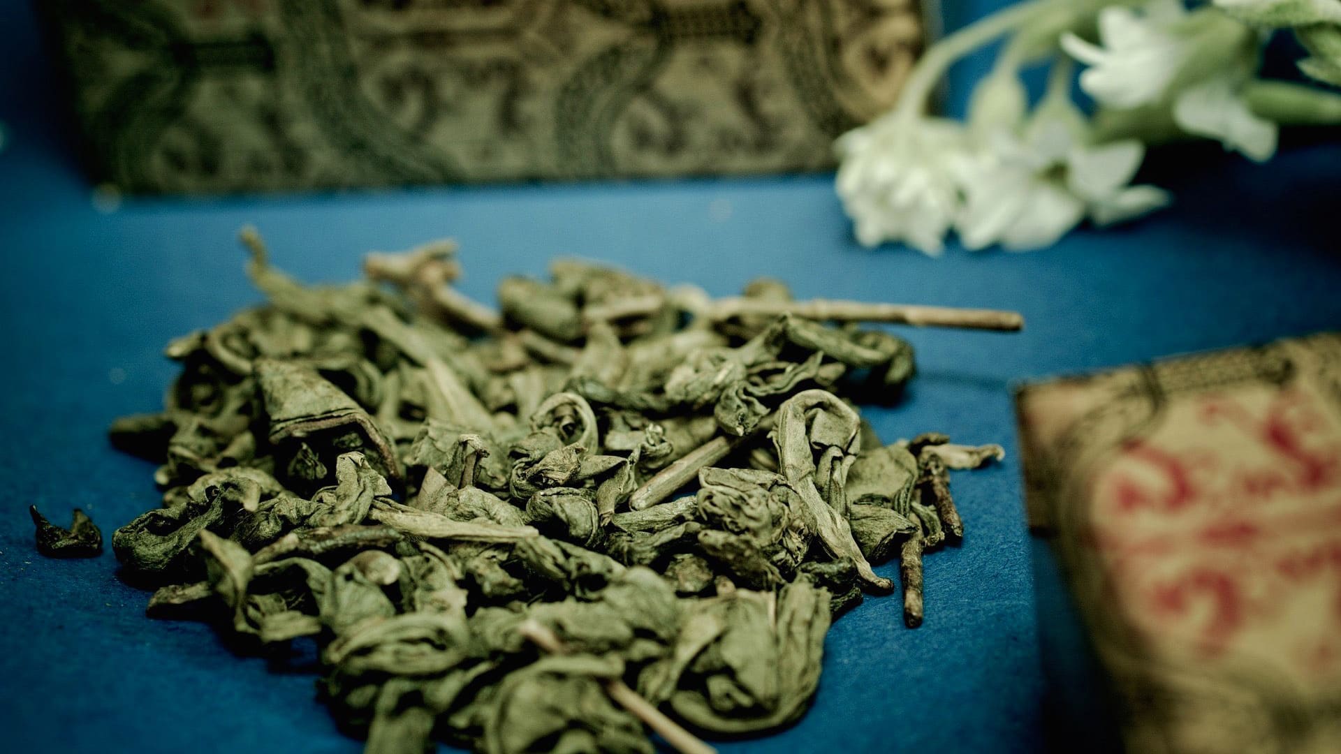 dried green tea leaves