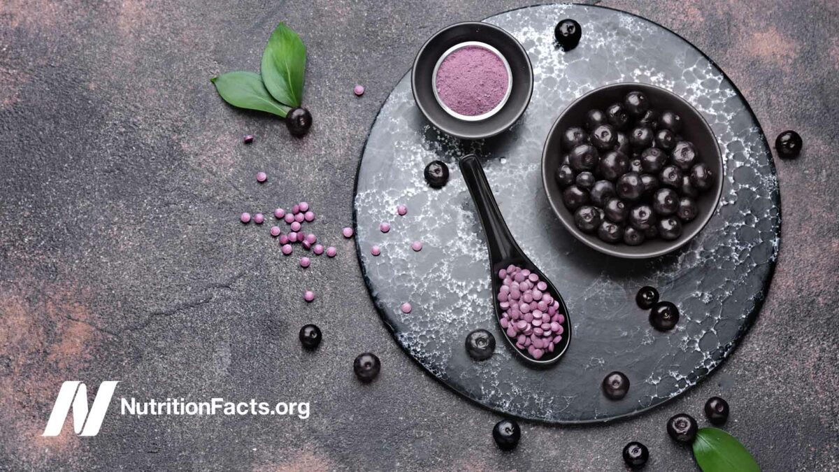 fresh blueberries, blueberry powder, and blueberry supplements