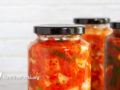 kimchi casero en botes de cristal en una cocina blanca
