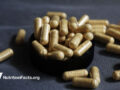 cápsulas vitamínicas en fondo oscuro