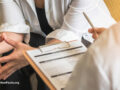Dos personas evaluando un historial médico