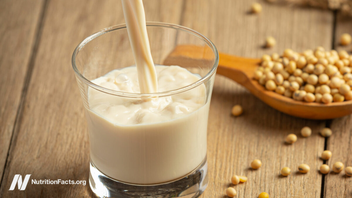 Soja con un vaso de leche de soja al lado