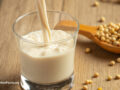 Soja con un vaso de leche de soja al lado