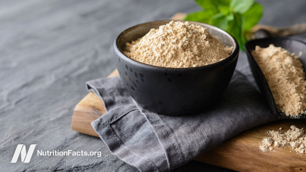 Root powder in a black bowl
