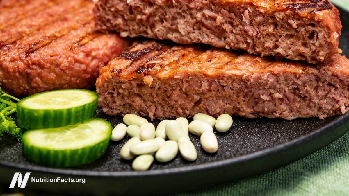 Plato con hamburguesas vegetales y verduras