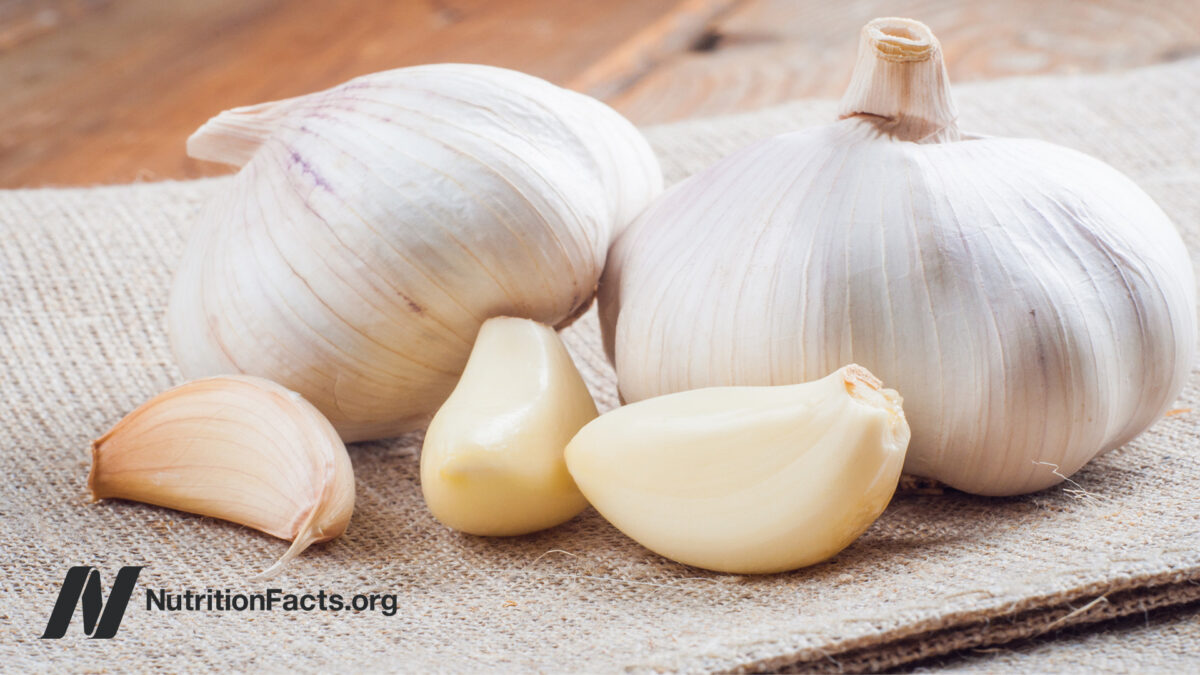 Garlic bulbs and cloves on a cloth