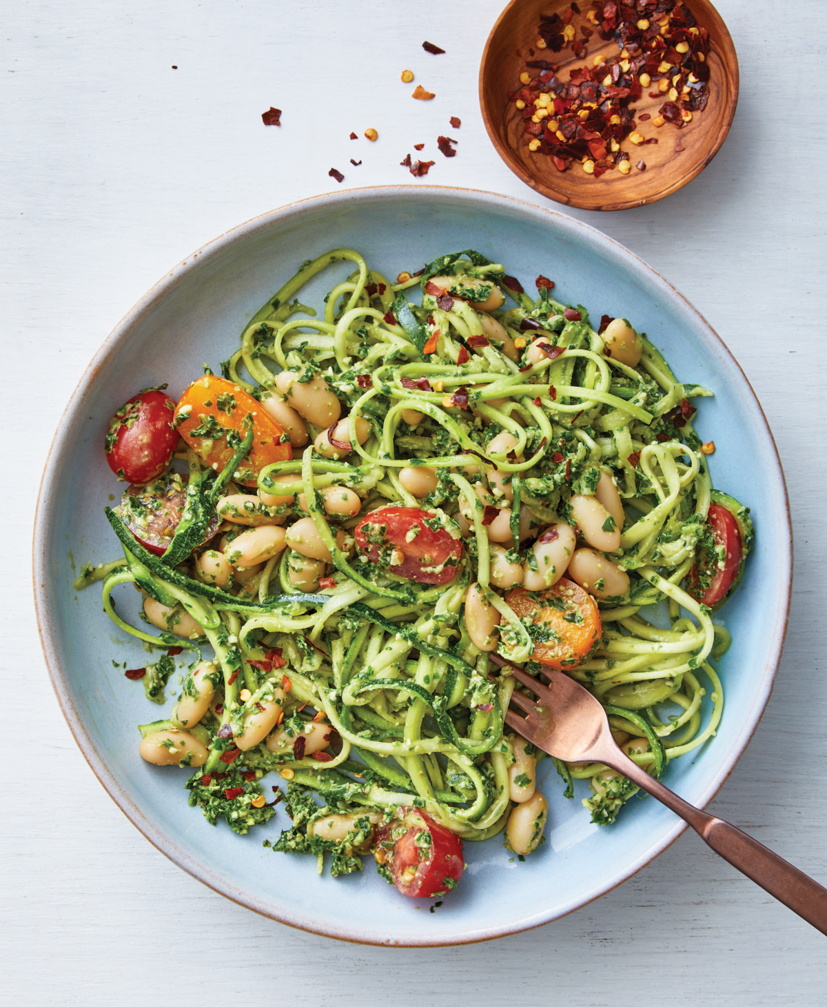 Spiralisierte Zucchini-Nudeln mit Spinat-Walnuss-Pesto | NutritionFacts ...